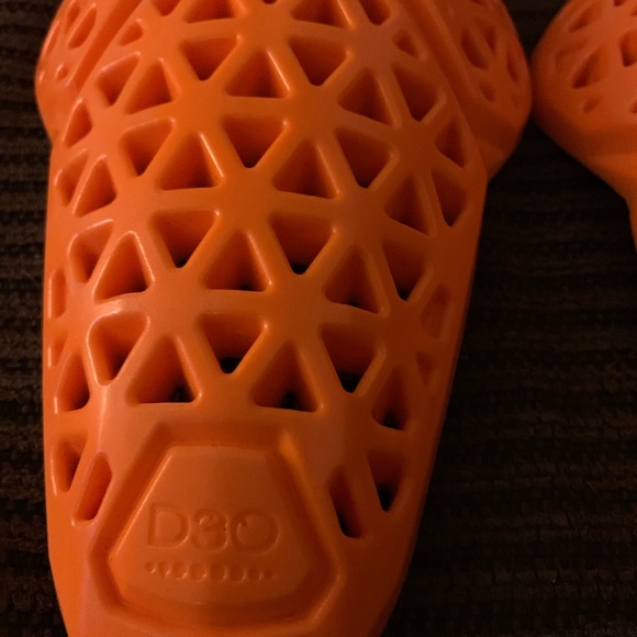 **SOLD*** ICON D30 knee armor inserts. NWOT. - Picture 3 of 4